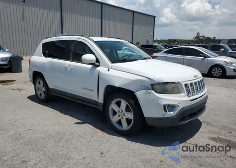 2014 Jeep Compass Latitude z USA, uszkodzony, nr VIN 1C4NJCEA0ED679581
